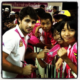 José Pedrosa Galán firma autógrafos a sus fans en su etapa en Tailandia.