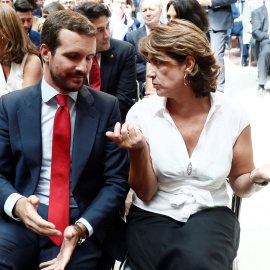 El presidente del PP, Pablo Casado, conversa con la ministra de Justicia en funciones, Dolores Delgado, en el acto de toma de posesión de Isabel Díaz Ayuso como presidenta de la Comunidad de Madrid. EFE/Mariscal