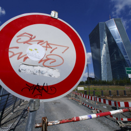 Una señal de tráfico de prohibido el paso cerca del edificio donde se encuentra la sede del BCE, en Fráncfort. REUTERS/Ralph Orlowski