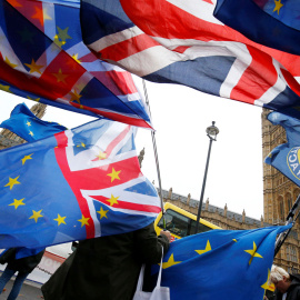 Manifestantes protestan contra el brexit frente al Parlamento en Londres.- REUTERS