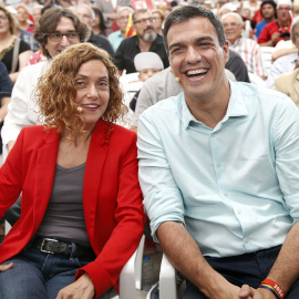 El secretario general del PSOE, Pedro Sánchez, y la candidata del PSC en las elecciones generales, Meritxell Batet, al inicio del acto central de campaña de los socialistas en L'Hospitalet de Llobregat (Barcelona). EFE/Andreu Dalmau