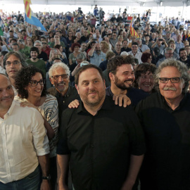 Los dirigentes de ERC Ester Capella, Jordi Salvador, Xavier Eritja, Marta Rovira, Oriol Junqueras, Gabriel Rufián, Teresa Jordà, Joan Tardà y Joan Capdevila, durante el acto político que el partido ha celebrado hoy en Sabadell. EFE