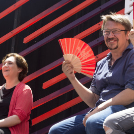 El cabeza de lista de En Comú Podem, Xavier Domenech, junto a la alcaldesa de Barcelona, Ada Colau, durante un acto sobre mujeres en Badalona. EFE/Quique García