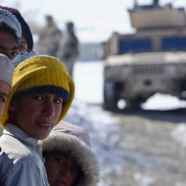 Los lugareños afganos observan un convoy militar de los EEUU | Reuters