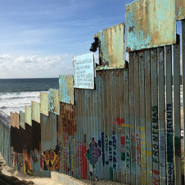 La valla fronteriza entre EEUU y México se pierde en el Pacífico.