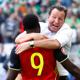 Lukaku celebra con el seleccionador belga, Wilmots, su primer gol a Irlanda del Norte. REUTERS/Michael Dalder