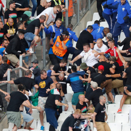 Pelea entre los aficionados húngaros en el Stade Vélodrome de Marsella. REUTERS/Jean-Paul Pelissier