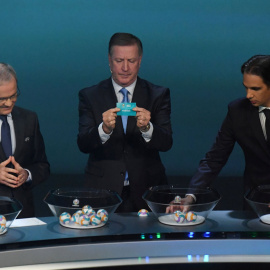 Un instante del sorteo en Dublin.- REUTERS