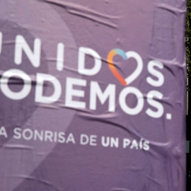 Un cartel de Unidos Podemos, visto cerca de la sede del PP en Madrid.  REUTERS/Andrea Comas