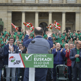 El Presidente del PNV, Andoni Ortuzar, se dirige a los militantes y dirigentes del partido durante su intervención en el acto de campaña electoral para las próximas elecciones del 26-J, celebrado en Vitoria. EFE/Adrian Ruiz De Hierro