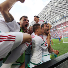Los jugadores húngaros celebran el gol ante Islandia en la Eurocopa. REUTERS/Eddie Keogh
