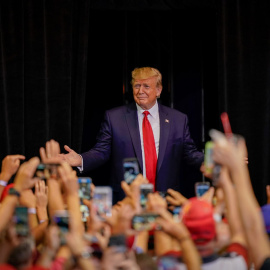 El presidente de EEUU, Donald Trump, con sus seguidores en un acto político a comienzos de mes en Cincinnati (Ohio). REUTERS/Bryan Woolston