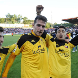 Los jugadores de Osasuna celebra su ascenso a Primera. EFE/Robin Townsend