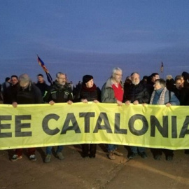 Los manifestantes han llevado una pancarta en la se leía 'Free Catalonia' (Catalunya Libre) a las puertas de la prisión./EUROPA PRESS