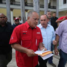 12/08/2019.- El jefe de la Asamblea Nacional Constituyente (ANC), Diosdado Cabello (c), sale tras una sesión de la ANC este lunes, en Caracas (Venezuela). La Asamblea Nacional Constituyente (ANC) de Venezuela, integrada solo por oficialista