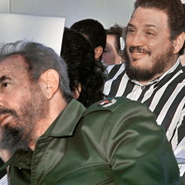Fidel Castro Diaz-Balart, junto a su padre en 2002. Adalberto ROQUE / AFP