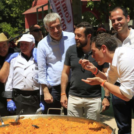 El presidente de Ciudadanos (C's) y candidato a la presidencia del Gobierno, Albert Rivera, prueba una paella gigante al término del acto central de campaña del partido naranja hoy en el madrileño Parque de Berlín. EFE/Zipi