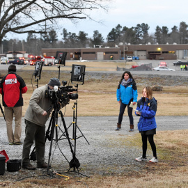 Periodista y cámara durante un directo para una televisión de EEUU. / Reuters
