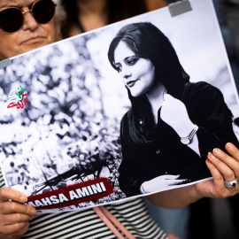 Una manifestante sostiene en París una pancarta con un retrato de Mahsa Amini, cuya muerte fue el detonante de las protestas en Irán