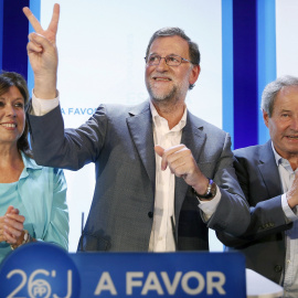 El presidente del Gobierno en funciones y candato del Partido Popular, Mariano Rajoy, con Dolors López, presidenta del PP en Lleida, y José Ignacio Llorens, cabeza de lista del partido, en el mitin para el 26-J en la ciudad catalana. EFE/An