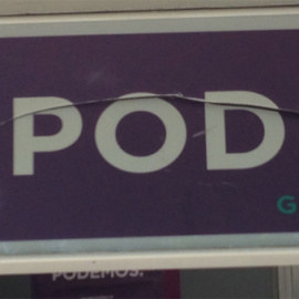 Imagen de los daños en el rótulo exterior de la sede de Podemos en Guadalajara. TWITTER