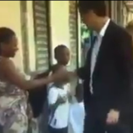 Captura del momento en el que Pedro Sánchez saluda a un emigrante.