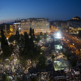 Los manifestantes llenan los alrededores del Parlamento Griego, en Atenas, en contra del la austeridad y a favor del 'NO' en el referéndum.-  REUTERS / Marko Djurica