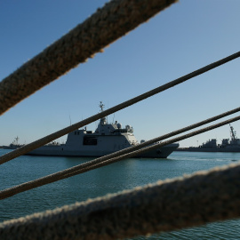 20/208/2019.- El buque de la Armada española parte del puerto de Rota, Cádiz. REUTERS/Jon Nazca