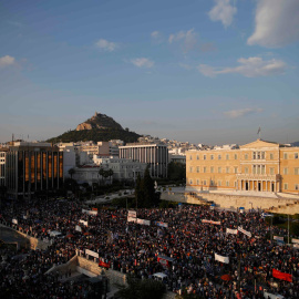 Miles de manifestantes llenan la Plaza de Syntagma frente al edificio del Parlamento en Atenas, Grecia, para protestar contra las políticas de austeridad y en favor del 'NO' en el referéndum sobre las reformas propuestas por la troika.-  RE