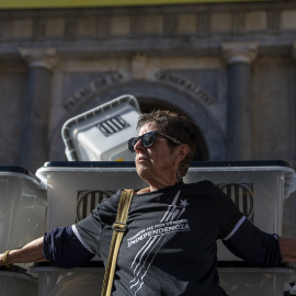 Varias personas se manifiestan junto a unas urnas de votar colocadas en un acto simbólico de la ANC, en Plaza Sant Jaume, a 1 de octubre de 2022, en Barcelona.