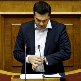 El primer ministro griego, Alexis Tsipras, consulta su reloj. REUTERS