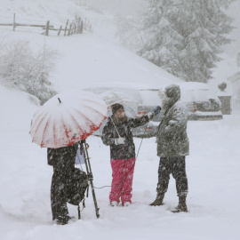 Periodistas de RTPA en el puerto de Pajares (Asturias).EFE
