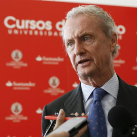 Fotografía facilitada por la Universidad Complutense de Madrid del ministro de Defensa, Pedro Morenés, en el curso 'La política común de seguridad y defensa. Un impulso necesario' dentro de los Cursos de Verano de la UCM. EFE