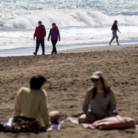 Varias personas pasean este domingo por la playa de La Misericordia aprovechando el buen tiempo