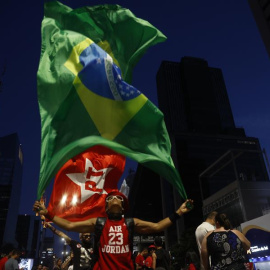 Simpatizantes de Luiz Inacio Lula da Silva celebran la victoria de Lula en la Avenida Paulista de Sao Paulo (Brasil).