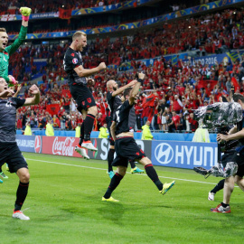 Los jugadores de Albania celebran su victoria ante Rumanía tras el partido. REUTERS/Robert Pratta