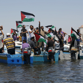 Palestinos protestan contra el bloqueo de la Flotilla en Gaza. / REUTERS