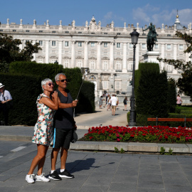 Una pareja de turistas se hacen un 'selfi' cerca del Palacio Real de Madrid. REUTERS/Javier Barbancho