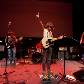 El grup de música Zeidún durant un concert.
