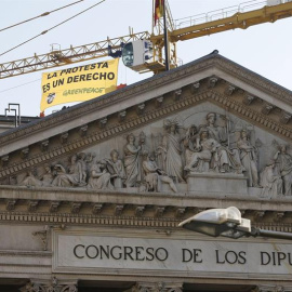 Greenpeace vuelve a protestar en el Congreso de los diputados, esta vez en contra de la 'ley mordaza'. EFE