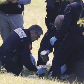 Agentes de la Policía francesa examinan uno de los zulos con armamento y munición de ETA cuya ubicación ha publicado este 8 abril, en el llamado Día del Desarme. REUTERS/Regis Duvignau