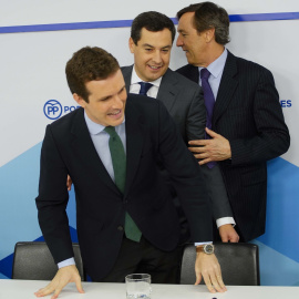El presidente del PP, Pablo Casado, el cabeza de lista al Parlamento de Andalucía, Juan Manuel Moreno Bonilla, y el diputado Rafael Hernando, antes del comienzo de la reunión del Comité Ejecutivo Nacional del partido. REUTERS/Juan Medina
