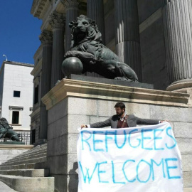 Despliegan una pancarta con el mensaje "Refugees Welcome” junto al Congreso. Por Un Mundo + Justo.