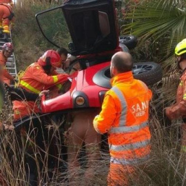 Bomberos rescatando a la anciana de 84 años. BOMBERSVALENCIA