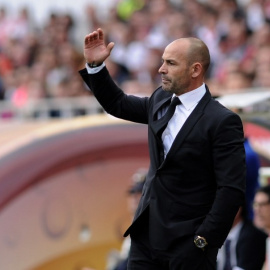 Paco Jémez hace un gesto durante un partido del Rayo Vallecano. A partir de ahora entrenará al Granada. /AFP