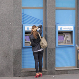 Varios usuarios retiran dinero en efectivo de cajeros automáticos | EFE