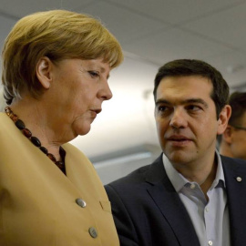 Tsipras, junto a Angela Merkel durante una visita que realizó en junio a Alemania. EP