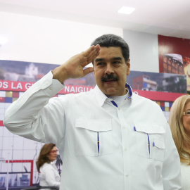 20/08/2019.- Fotografía cedida por prensa de Miraflores que muestra al presidente de Venezuela, Nicolás Maduro, acompañado de la primera dama, Cilia Flores, mientras participa en un acto de gobierno este martes, en La Guaira (Venezuela). EF