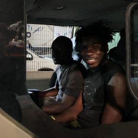 21/08/2019.- Dos de los 83 migrantes que quedaban a bordo del barco Open Arms son trasladados después de que anoche la embarcación de la ONG española atracara en la isla de Lampedusa. EFE/Francisco Gentico