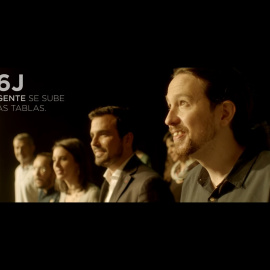 Fotograma final del vídeo electoral "La gente se sube a las tablas" de Podemos